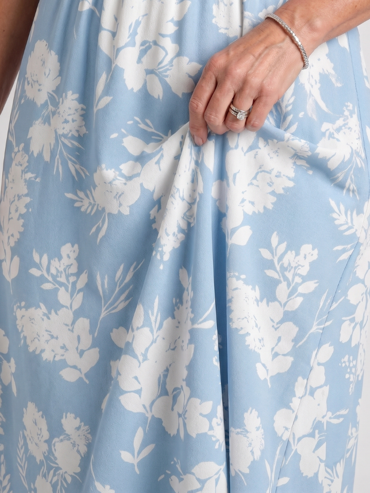 Esperanza | Vestido midi con flores sobre azul claro