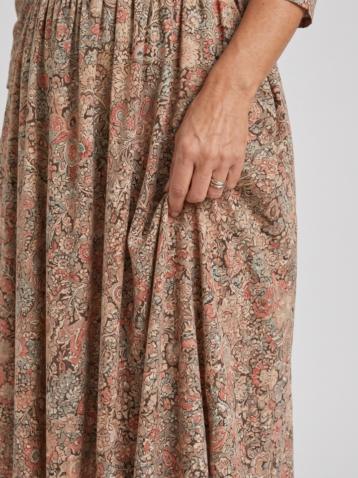 Eugenia | Vestido midi con flores pequeñas en beige