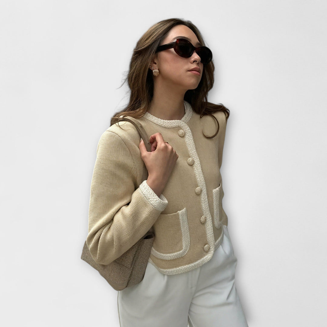 Pilar Nieves | Jersey clásico con bolsillos y botonadura decorativa