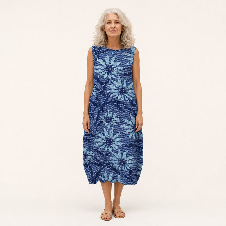 Lucía | Vestido midi sin mangas con espirales sobre azul oscuro