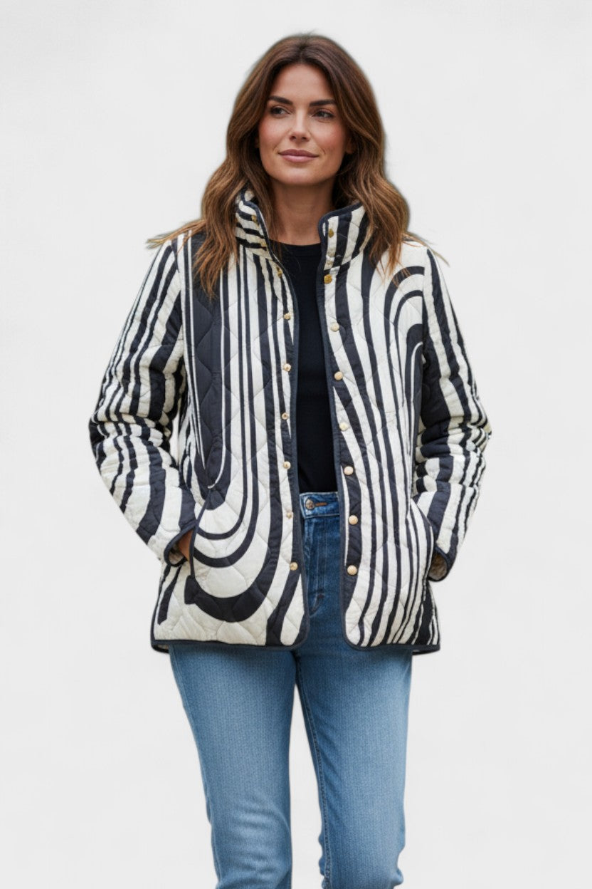 Pilar | Chaqueta acolchada blanca y negra con estampado gráfico