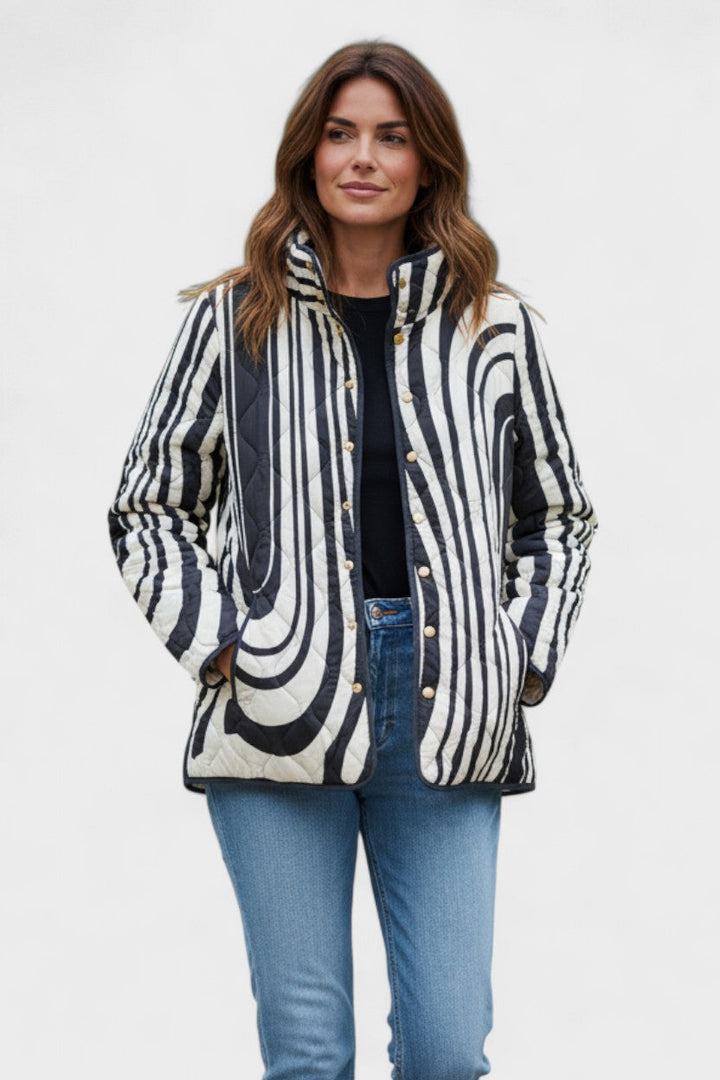 Pilar | Chaqueta acolchada blanca y negra con estampado gráfico