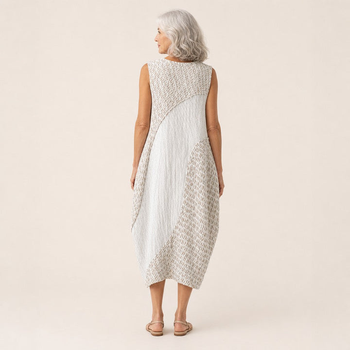 Berta | Vestido midi sin mangas en blanco con texturas