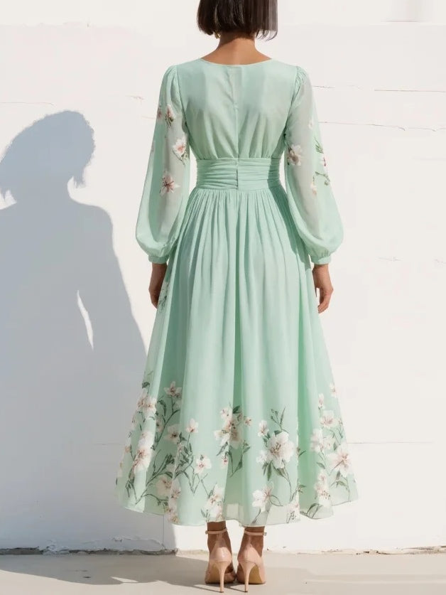 Ariadna | Vestido midi de gasa verde con escote en V y flores bordadas