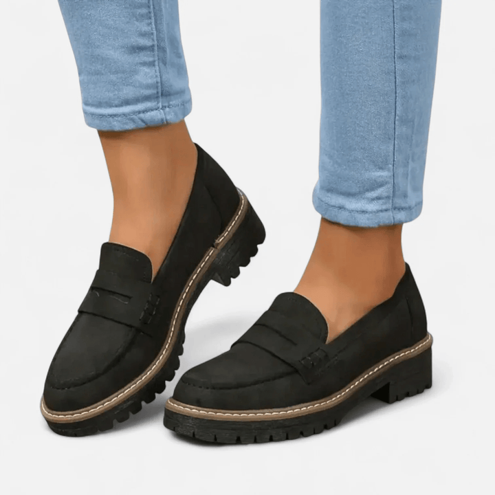 Amaia | Mocasines negros con suela de tacos