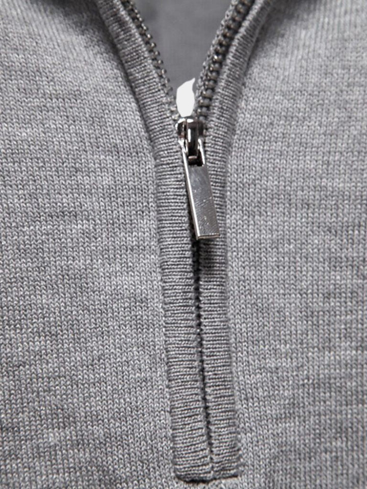 Amancio | Polo de punto camel con cuello de cremallera
