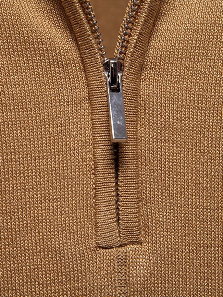 Amancio | Polo de punto camel con cuello de cremallera