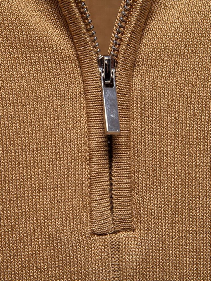 Amancio | Polo de punto camel con cuello de cremallera