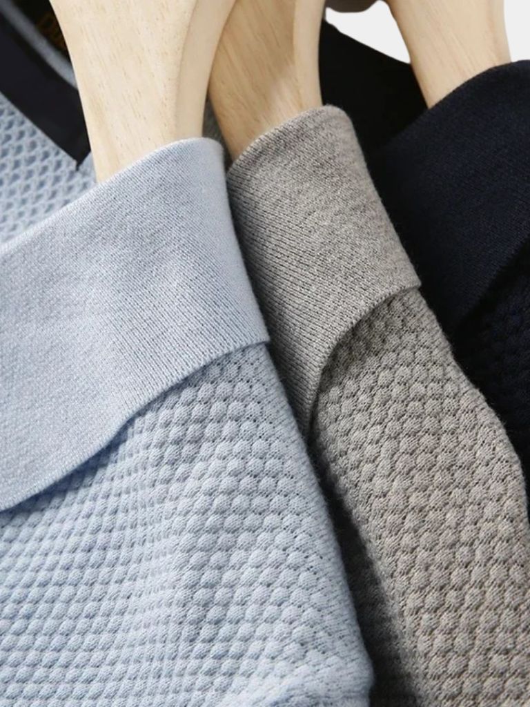Armando | Polo azul marino con cuello abierto