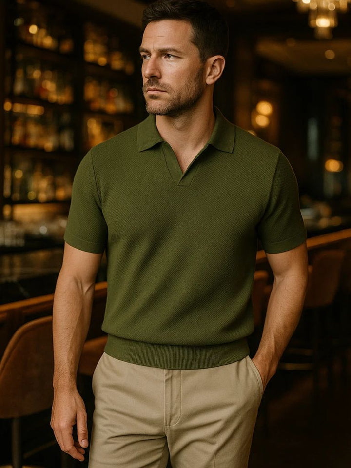 Armando | Polo azul marino con cuello abierto