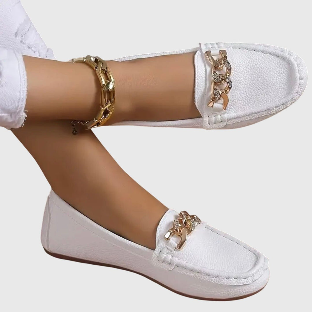 Aurora | Mocasines blancos con cadena decorativa