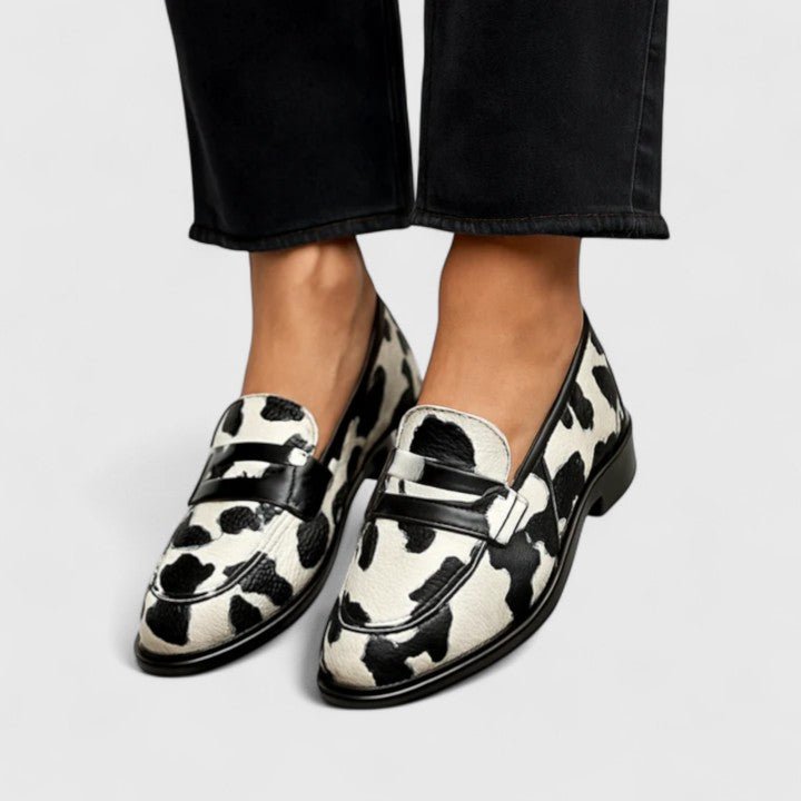 Cayetana | Mocasines con estampado de vaca en blanco y negro