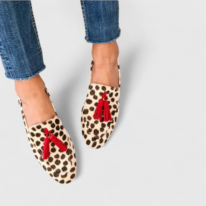 Clara | Mocasines con estampado animal y borlas rojas