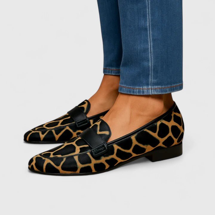 Daniela | Mocasines negros con estampado de jirafa
