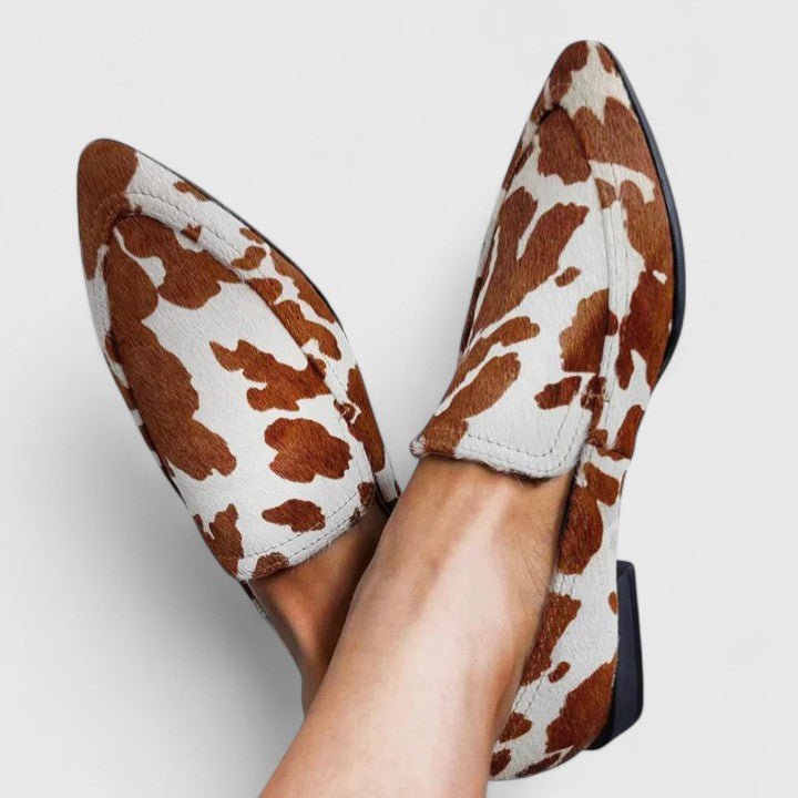 Esperanza | Mocasines con estampado de vaca en marrón y blanco