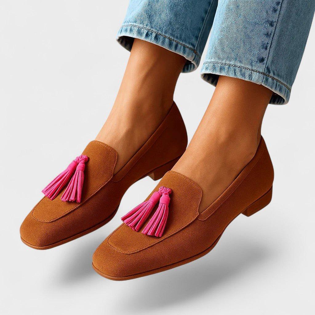 Inés | Mocasines color coñac con borlas rosas