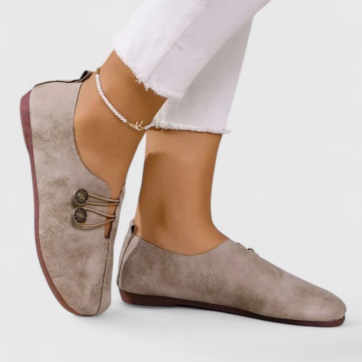 Mercedes | Mocasines beige con botón decorativo