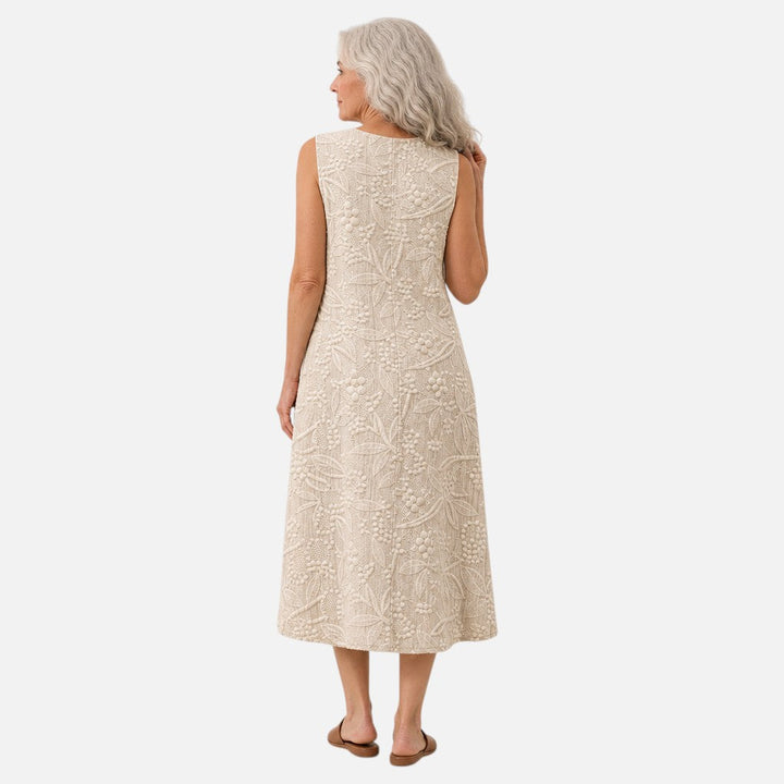 Mónica | Vestido midi sin mangas en crema con relieve de hojas