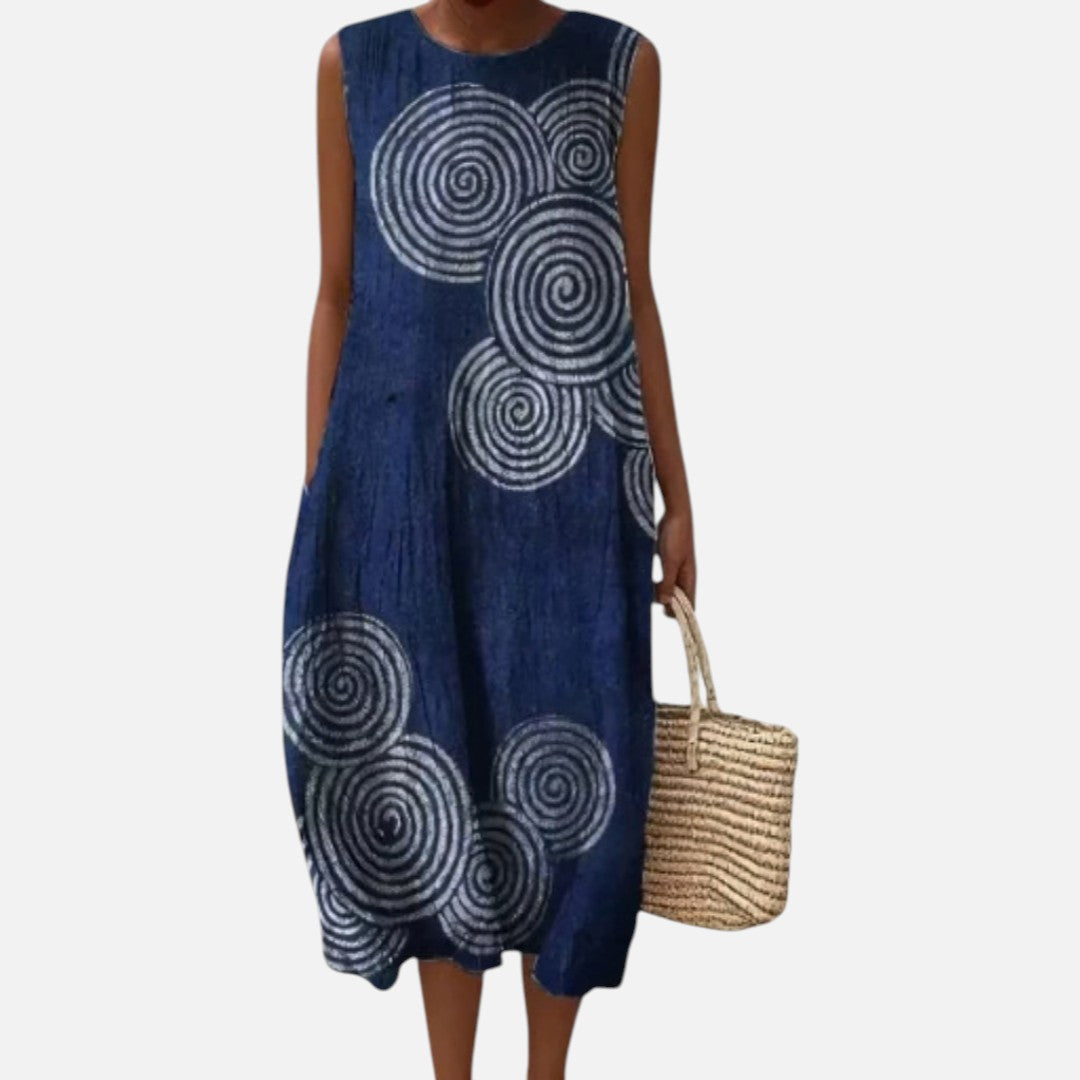 Lucía | Vestido midi sin mangas con espirales sobre azul oscuro