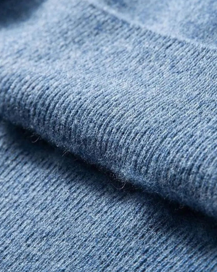 Pedro | Jersey azul con cuello de pico