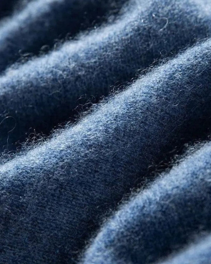 Pedro | Jersey azul con cuello de pico